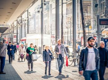 Passantenbefragung "Vitale Innenstädte" - Fußgänger auf den Planken 