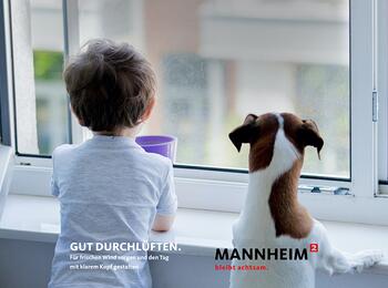 Junge mit seinem Hund am Fenster