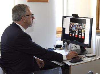 OB Dr. Kurz während des virtuellen Bürgermeistergipfels