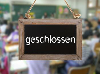 Schulklasse davor Schild mit Afschrift geschlossen