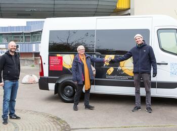 Übergabe Bus für Jugendarbeit