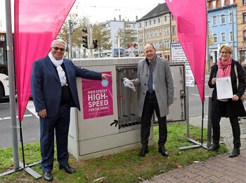 Erster Bürgermeister und IT-Dezernent Christian Specht (Mitte) mit Gerd Schäfer (li.), Telekom Regiomanager im Infrastrukturvertrieb Region Südwest. und Bonny Ottinger (re.), Telekom Regiomanagerin im Infrastrukturvertrieb Region Südwest
