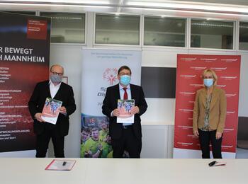 Von links: Mathias Tröndle (Präsident von Special Olympics Baden-Württemberg (SOBW), Lothar Quast (Sportbürgermeister der Stadt Mannheim), Beate Slavetinsky (Vorsitzende des Organisationskomitees)