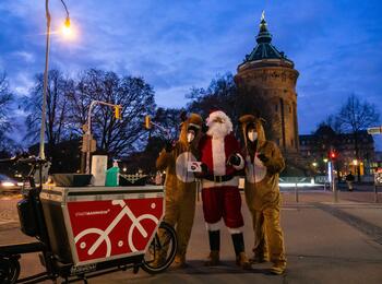 Team Monnem Bike Nikolaus Aktion. Ein Nikolaus und zwei Rentiere.