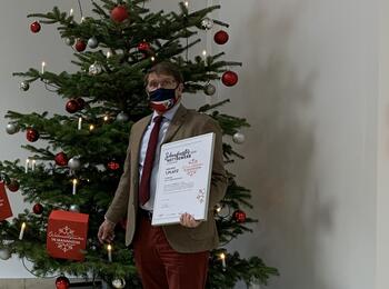 Schaufensterwettbewerb Bürgermeister Michael Grötsch mit Urkunde
