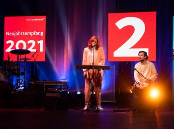 Die Songwriterin und Musikerin Alex Mayr 