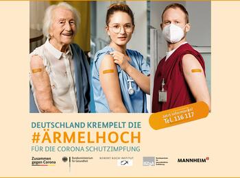 Eine ältere Frau, eine junge Pflegedienstmitarbeiterin und ein junger Pflegedienstmitarbeiter zeigen ihren Oberarm mit Impfpflaster