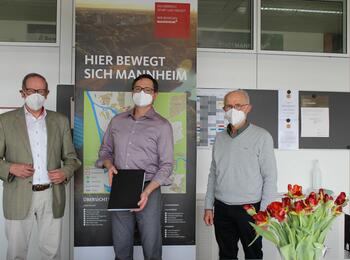 Bürgermeister Eisenhauer mit zwei Vertretern des SV Seckenheim. BM Eisenhauer hält den unterzeichneten Vertrag in den Händen.