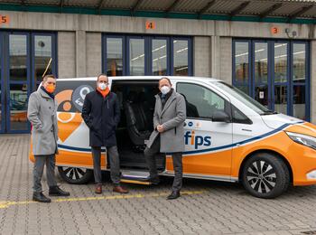 Die rnv-Geschäftsführer Martin in der Beek und Christian Volz freuen sich gemeinsam mit Erstem Bürgermeister und ÖPNV-Dezernent Christian Specht über den Start von "fips".