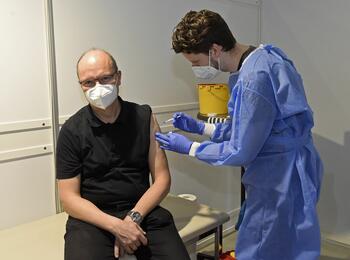Dr. Peter Schäfer wird geimpft