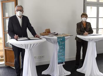 Unterzeichnung der gemeinsamen Erklärung von Kommunen,Ministerium und Deutsch-Französischem Institut 