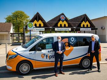 Erster Bürgermeister Christian Specht und rnv-Geschäftsführer Martin in der Beek mit dem "fips" vor dem Mannheimer Impfzentrum.