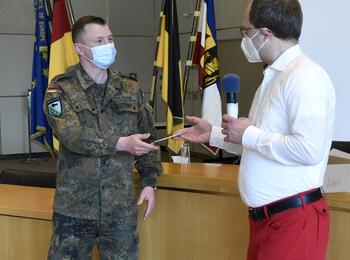 Stadtrat Chris Rihm übergibt ein Dankesschreiben des Oberbürgermeisters an Hauptmann Philipp Holschuh