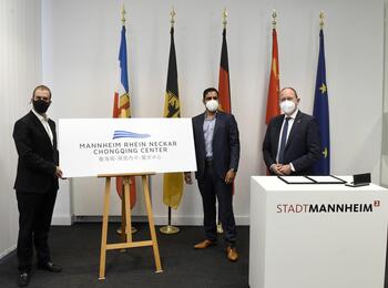 Dominik Widmer, Geschäftsführer der SinoSwiss Holding, Sieer Angar, Gründer und Geschäftsführender Gesellschafter der MEI WEN TI GmbH, sowie Erster Bürgermeister Christian Specht bei der Eröffnung des Mannheim-Rhein-Neckar-Chongqing-Centers