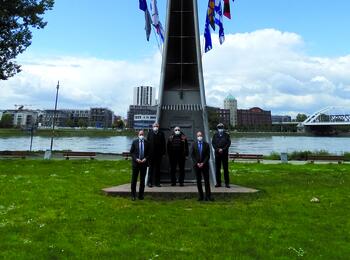 Erster Bürgermeister Christian Specht, Thomas Hartmann (1. Vorsitzender des MSV), Werner Weidl (Flaggenwart MSV), Hafendirektor Uwe Köhn und Haupthafenmeister Tobias Kispert (v. l.) besichtigen die neue Galabeflaggung des Schiffermastes am Stephanienufer.