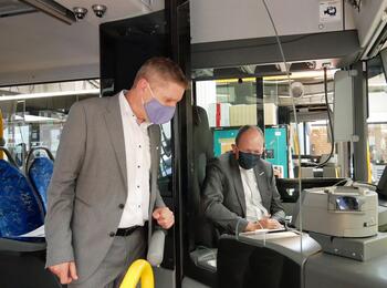 Erster Bürgermeister Christian Specht und Martin in der Beek, rnv-Geschäftsführung, in einem der umgebauten Busse