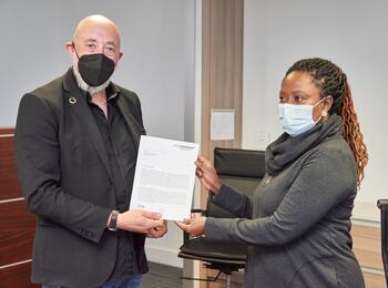 Stadtrat Markus Sprengler mit Clemencia Hanases, der stellvertretenden Bürgermeisterin von Windhoek, bei der Übergabe eines Briefs von Oberbürgermeister Dr. Peter Kurz