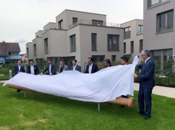 Enthüllung des Baseballschläger-Klettergerät auf dem Spielplatz HOMEPLADE 