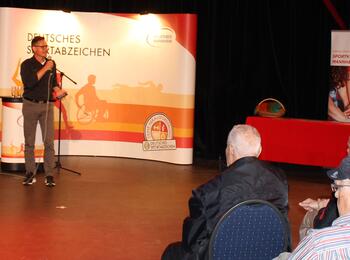 Bürgermeister Eisenhauer ehrt die Jubilare im Rahmen der Sportabzeichen-Ehrung.