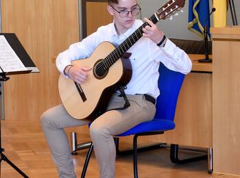 Gitarrenspiel von Aggelos Kamkinis beim Empfang für die Teilnehmer des Wettbewerbs Jugend musiziert