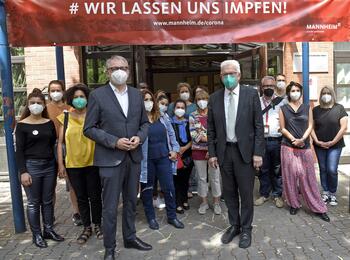 Ministerpräsident Winfried Kretschmann besucht das Quartiersimpfen in der Neckarstadt-West