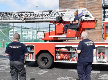 Vor der Übergabe in Mannheim erhielten die Kameraden noch eine ausführliche Einweisung in das Fahrzeug.