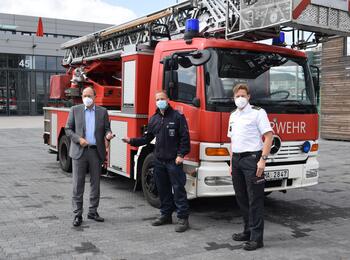 Mannheims Erster Bürgermeister und Feuerwehrdezernent Christian Specht überreicht den Fahrzeugschlüssel gemeinsam mit dem stellvertretenden Feuerwehrkommandanten Thomas Näther an den stellvertretenden Adenauer Wehrführer René Lenzen.