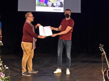 Zum 25. Jubiläum des Sportvereins mvd überreichte Bürgermeister Dirk Grunert dessen erstem Vorsitzenden, Markus Kellmann, eine Urkunde der Stadt Mannheim.