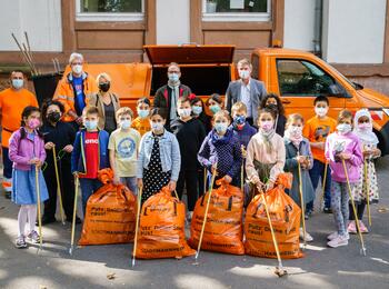 Herr Bürgemeister Grunert und Herr Roeingh vom Stadtraumservice mit Teilnehmenden.