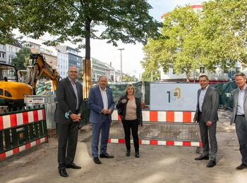 Beim Pressetermin am Bahnhofsvorplatz stellten v.l.n.r. Marcus Geithe, Geschäftsführer der MV Mannheimer Verkehr GmbH, Christian Specht, Erster Bürgermeister und ÖPNV-Dezernent der Stadt Mannheim, Anja Ehrenpreis, Baustellenmanagement des Stadtraumservice Mannheim, Martin in der Beek, Technischer Geschäftsführer der rnv, sowie Markus Roeingh, Eigenbetriebsleiter des Stadtraumservice Mannheim, den Stand der Baumaßnahme vor.