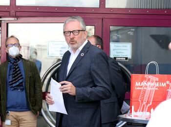 "Das Mannheimer Impfzentrum war für uns ein zentraler Faktor in der Bekämpfung der Pandemie", lobte Oberbürgermeister Dr. Peter Kurz den Einsatz aller Beteiligten.