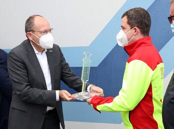 Erster Bürgermeister Christian Specht überreicht den Hilfsorganisationen zum Dank ein Präsent.