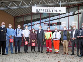 Oberbürgermeister Dr. Peter Kurz und Erster Bürgermeister Christian Specht dankten der Leitung des Impfzentrums sowie den beteiligten Hilfsorganisationen für ihren Einsatz.