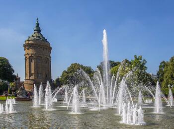 Wasserturm mit Fontäne