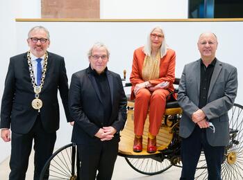 Gruppenbild mit den Preisträgern des Bertha-und-Carl-Benz-Preises 2021 vor dem Benz-Motorwagen