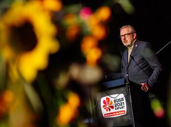 OB Dr. Peter Kurz spricht in Erfurt bei der Übergabe der Buga-Fahne