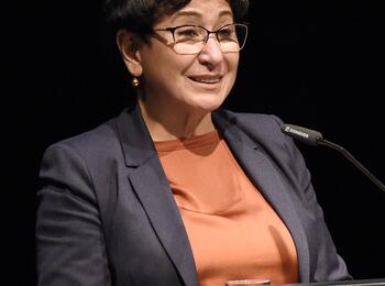 Zahra Deilami, Gleichstellungsbeauftragte der Stadt Mannheim, bei der Verleihung der Helene Hecht-Preise 2021