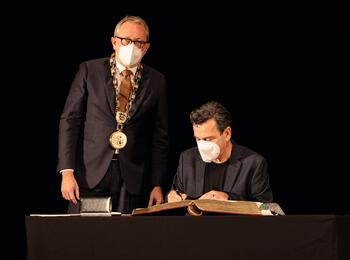 Christian Petzold trägt sich ins Goldene Buch der Stadt ein