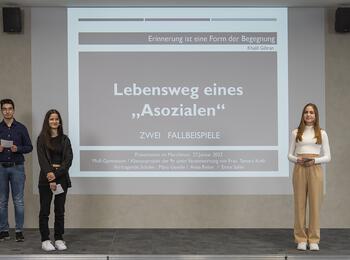 Schülerinnen und Schüler des Moll-Gymnasiums bei der Gedenkveranstaltung für die Opfer des Nationalsozialismus 