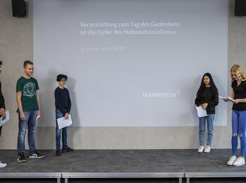 Schülerinnen und Schüler der Wilhelm-Wundt-Realschule bei der Gedenkfeier für die Opfer des Nationalsozialismus