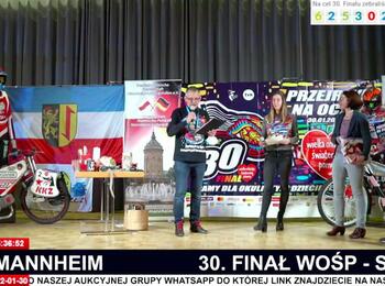 Stadrätin Wellenreuther mit den Veranstaltern auf der Bühne für die Online-Übertragung der Spendenaktion "Das große Finale"