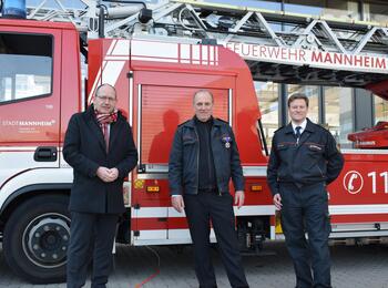 v.l.n.r: Erster Bürgermeister und Feuerwehrdezernent Christian Specht, der ehemalige Feuerwehrchef Karlheinz Gremm und sein Nachfolger Thomas Näther