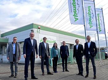 Städtische Delegation besucht Alpensped - Aufnahme vor Firmengebäude