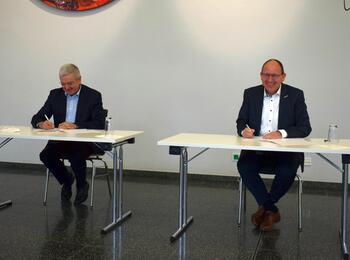Ministerialdirigent Hermann Schröder und Erster Bürgermeister Christian Specht unterzeichnen die Überlassungserklärung.