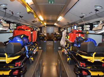 Das Fahrzeug ist als eine Art „rollende Intensivstation“ für insgesamt vier Patienten aufgebaut.