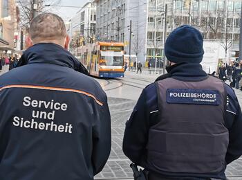 Polizei, städtischer Ordnungsdienst und rnv haben bei einer Schwerpunktaktion gemeinsam das Einhalten der Corona-Maßnahmen im ÖPNV kontrolliert.