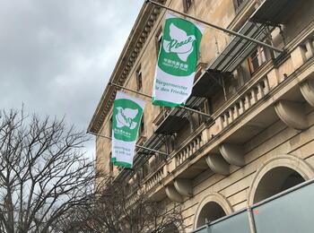 Die Mayors for Peace-Flaggen wehen am Rathaus