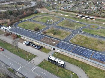 Die Photovoltaikanlage auf dem Flachdach der Jugendverkehrsschule.