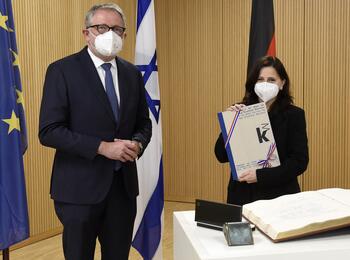 OB Dr. Peter Kurz übergibt ein Gastgeschenk an die israelische Generalkonsulin