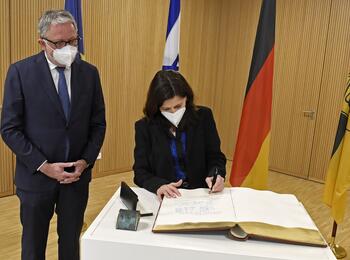 Die israelische Generalkonsulin Carmela Shamir trägt sich ins Goldene Buch der Stadt ein